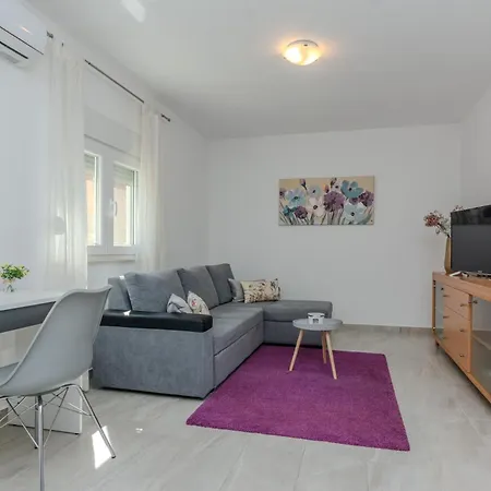 House Elena Ferienhaus *